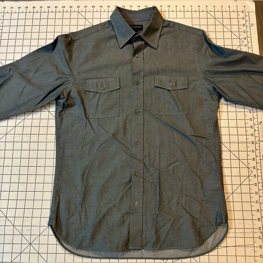Banana Republic Men’s Size Small Grey Button‎ Down Shirt